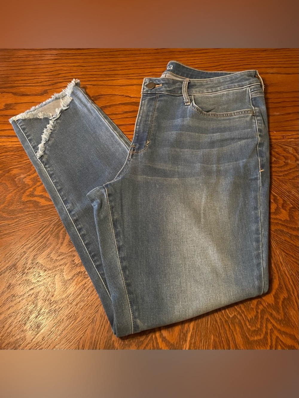 a.n.a Women's Mid-rise Frayed Hem Jeggings Size 16 NWOT